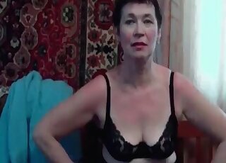 Lonely mature bitch gives her pussy to her horny dog as a treat